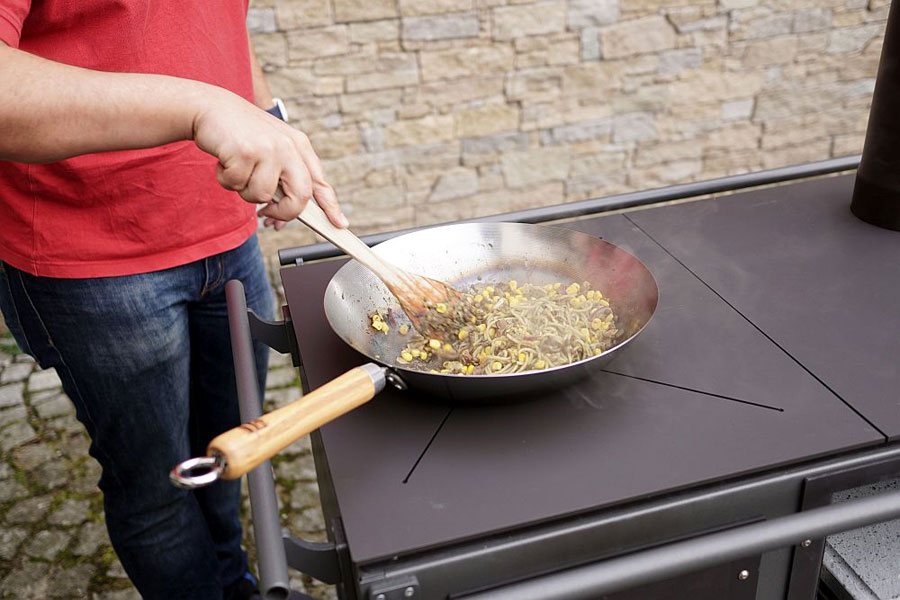 wok-kochen Grillen war gestern. Outdoor Cooking ist heute